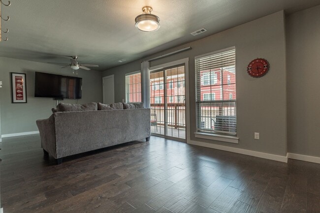 Building Photo - Fully Furnished Condo!!  3 bedroom 2.5 bath minutes from the U of A!!!!