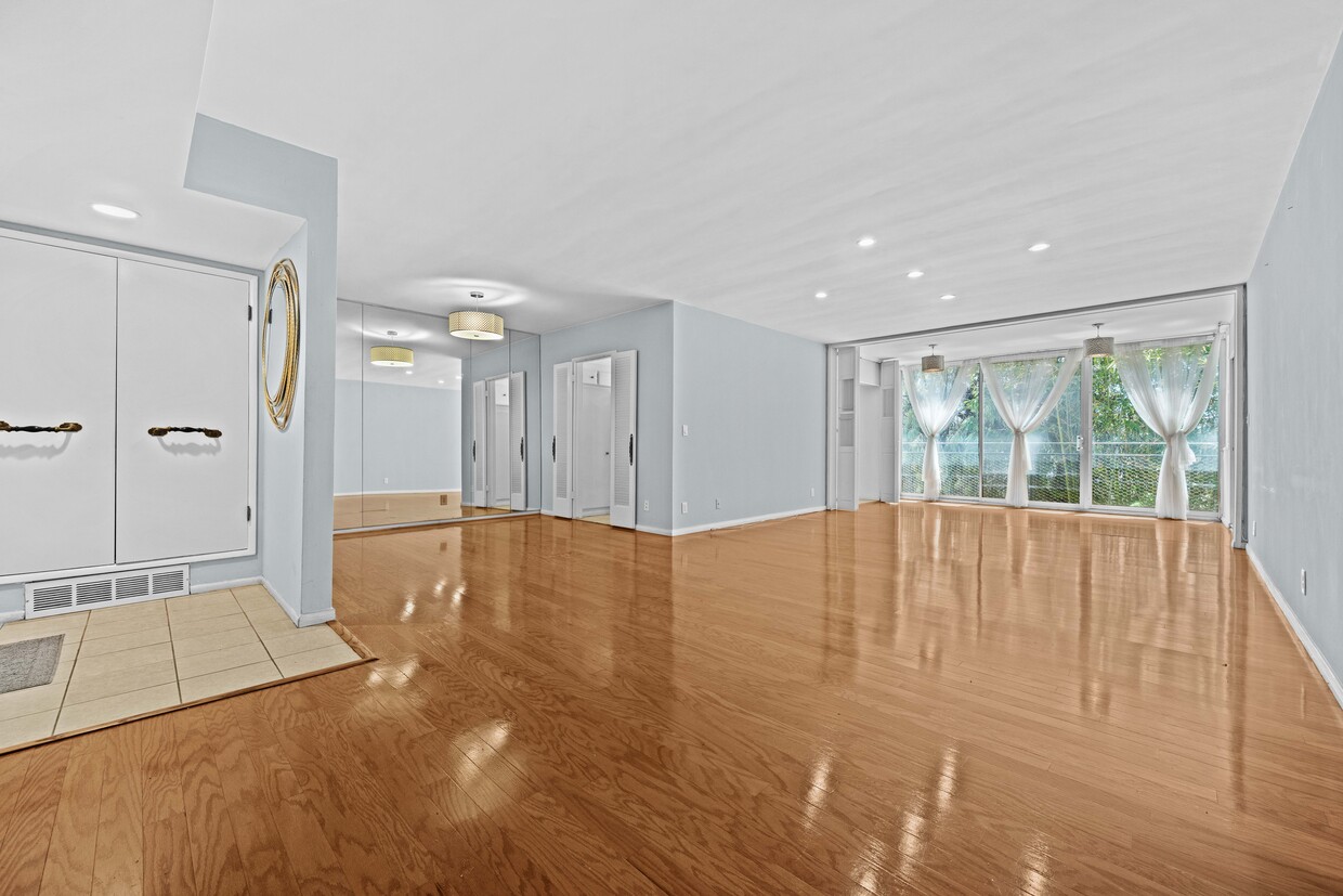 Foto principal - 289 S Barrington Ave