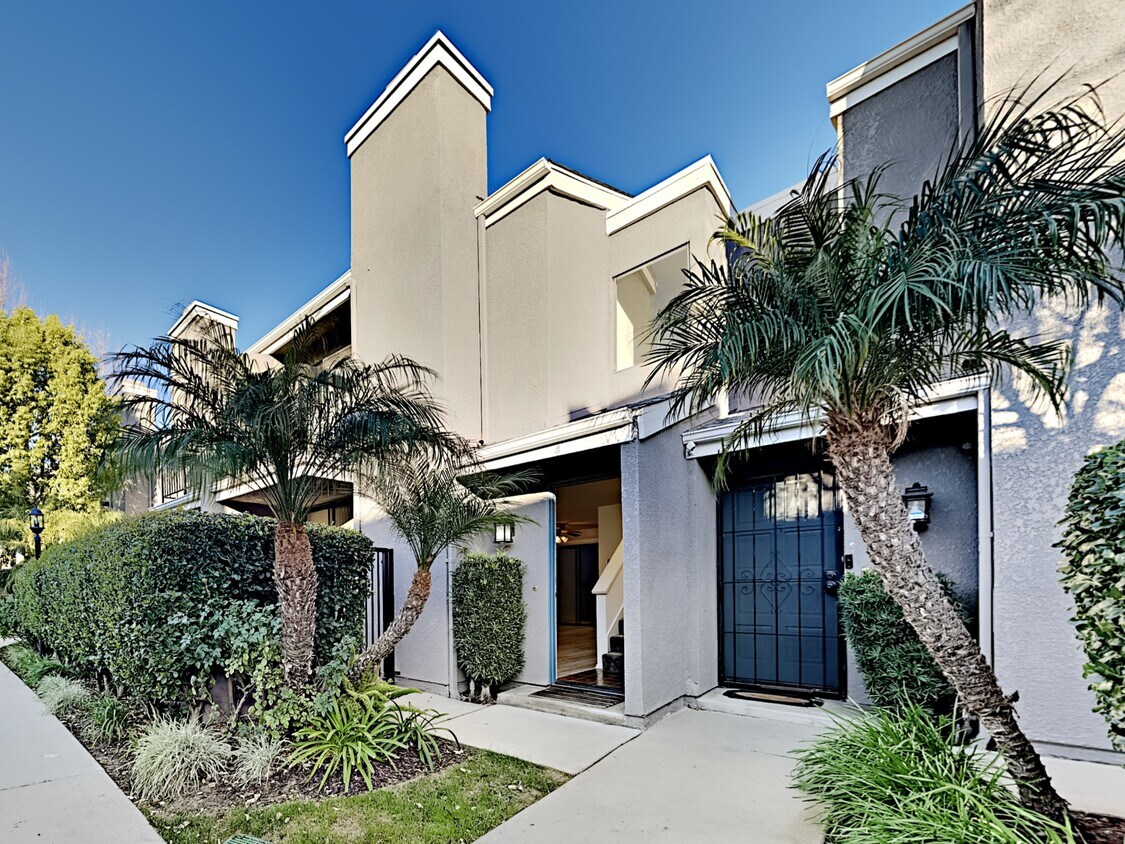 Primary Photo - 23541 Victory Blvd