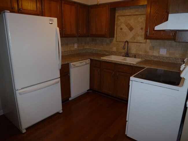 Building Photo - 10 Meadowlawn Dr