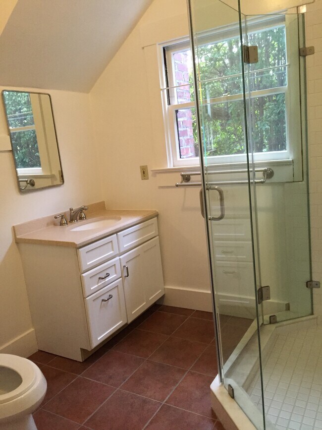 Bathroom - 675 Lytton Ave