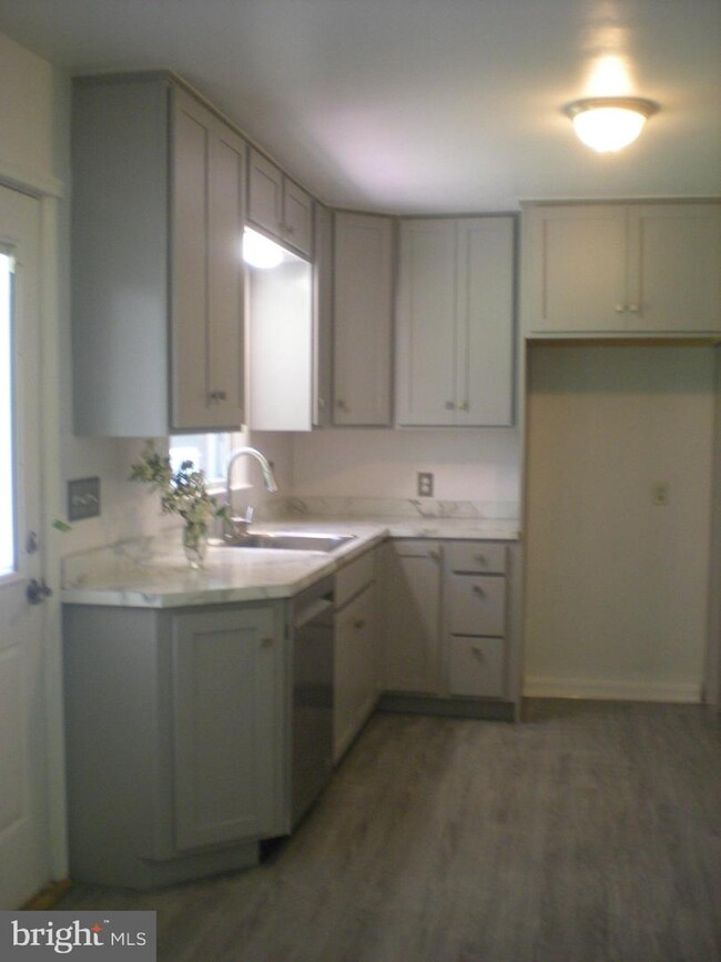 Building Photo - 2707 Cedarhurst Rd