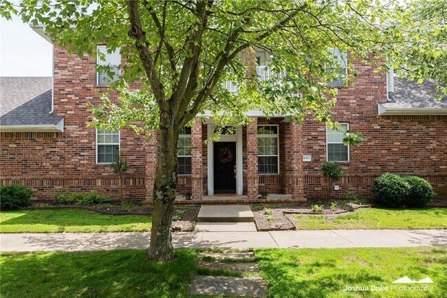 Foto del edificio - 523 Founders Park Dr E