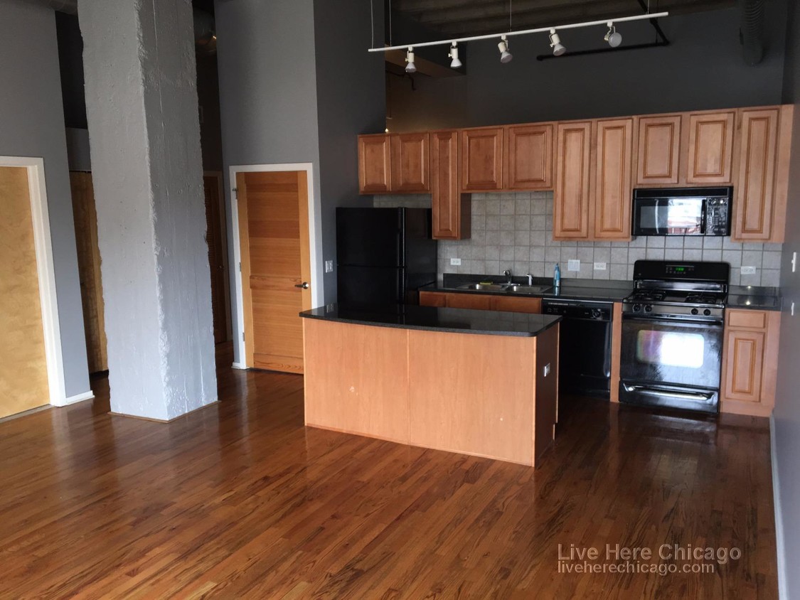 Foto principal - 1645 W Ogden Ave