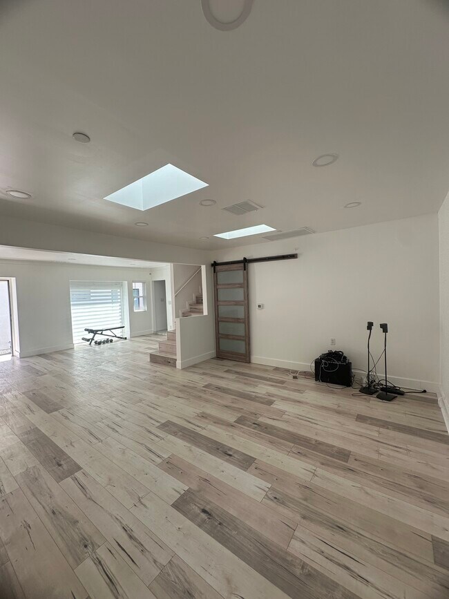 Building Photo - 10861 Nettleton St