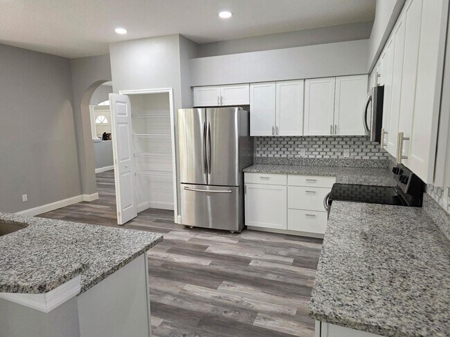 Building Photo - Newly remodeled 3146sf with 4 bedroom and ...