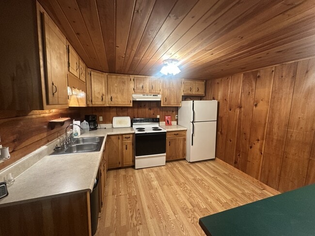 Building Photo - 260 Fern Dr