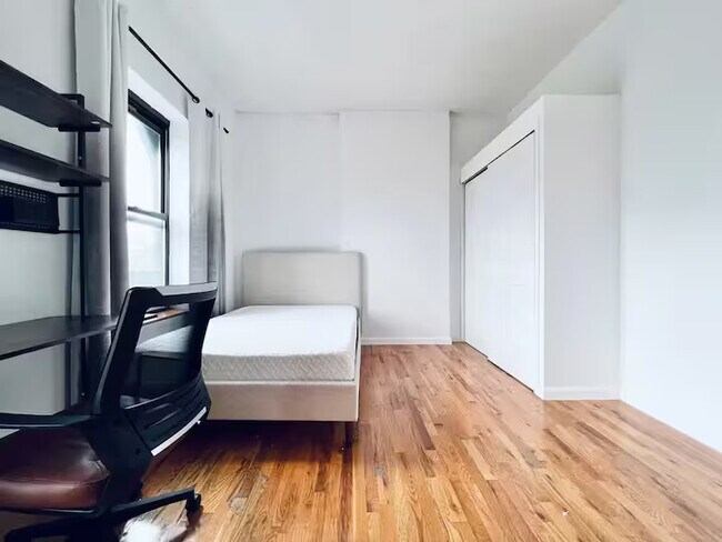 Foto del edificio - Furnished room/NOT APARTMENT