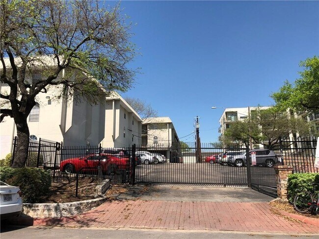 Foto del edificio - 910 Duncan Ln