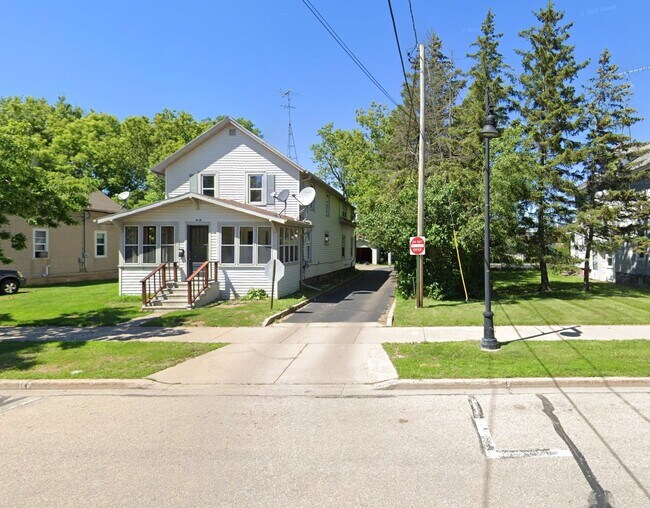 Building Photo - 818 6th Ave