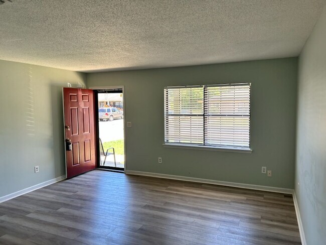 Foto del edificio - 5102 N Moore Lane