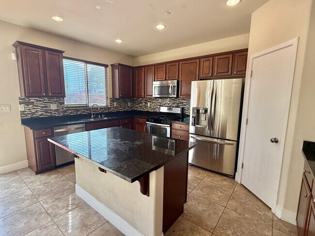 Foto del edificio - Hollister-Beautifully Updated 4BD/3BA Home with Garden Backyard in Prime Hollister Location