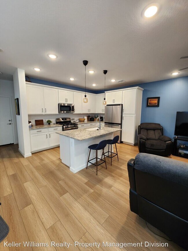 Building Photo - 2 br, 2.5 bath House - 2776 S Chippewa DR