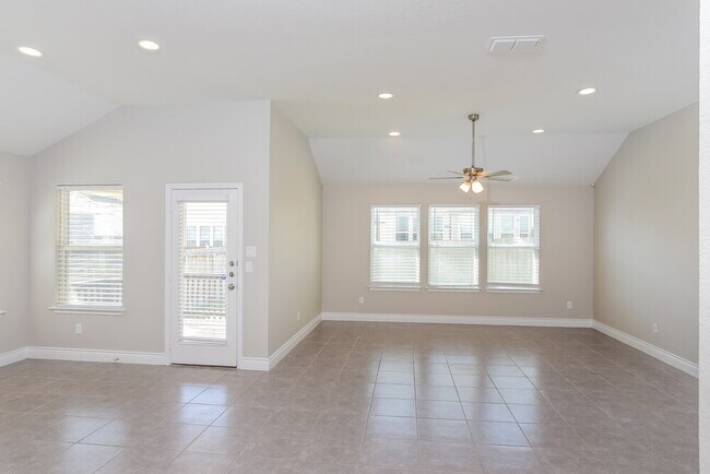 Building Photo - 13918 Persimmon Cv