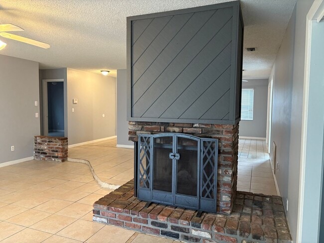 Building Photo - Cozy, Updated, and Move-in Ready 3/2/1