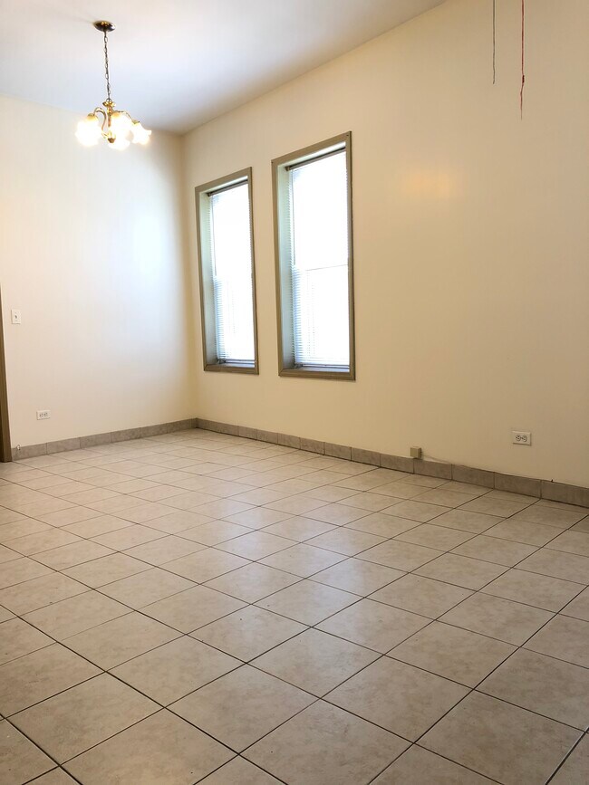 Living Room - 1425 W Wilson Ave
