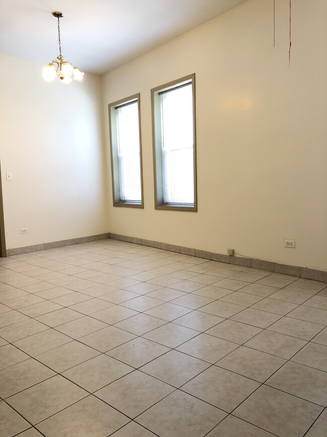Living Room - 1425 W Wilson Ave