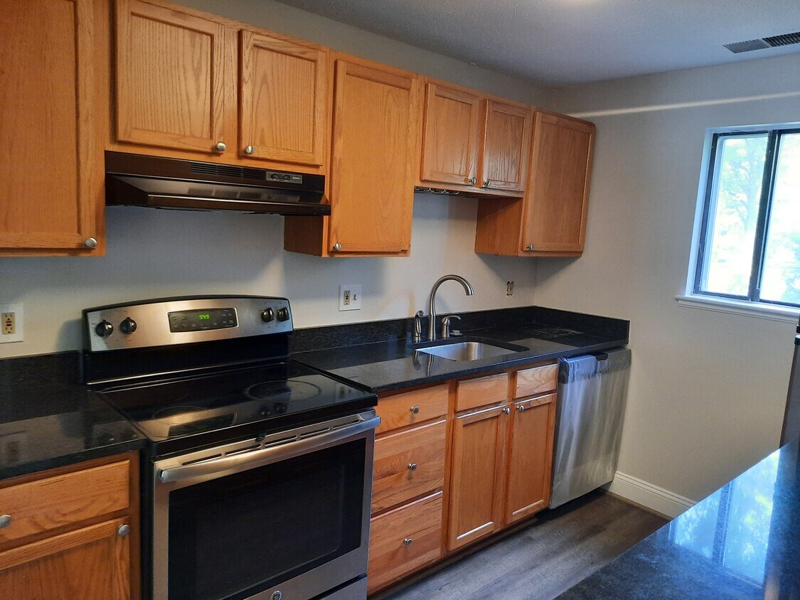 Foto principal - 40 Village Hill Ln