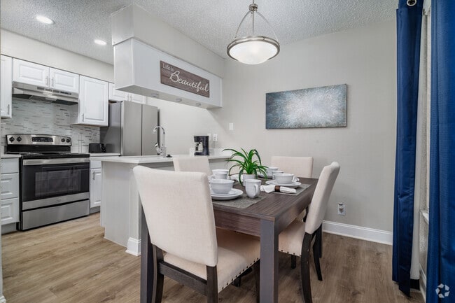 1BR, 1BA - 614SF - Dining Room - Chase Hill