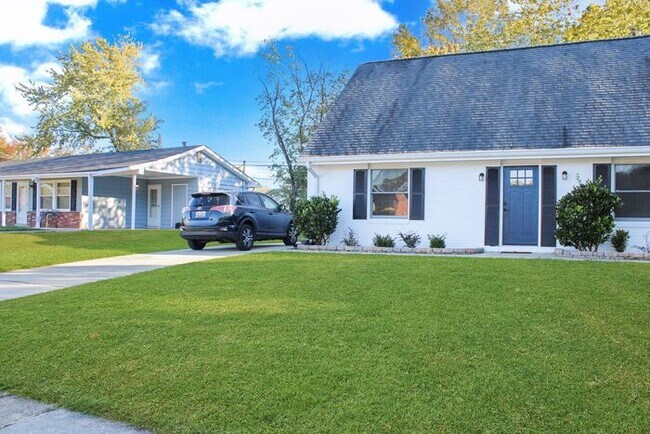 Building Photo - Pet-Friendly, Spacious and Charming Update...