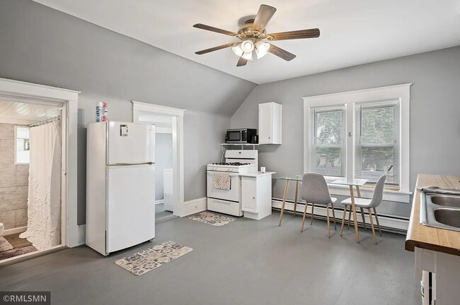 Building Photo - 422 Lawson Ave W