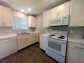 Building Photo - 2400 Brookridge Dr