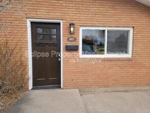 Building Photo - 805 3rd St