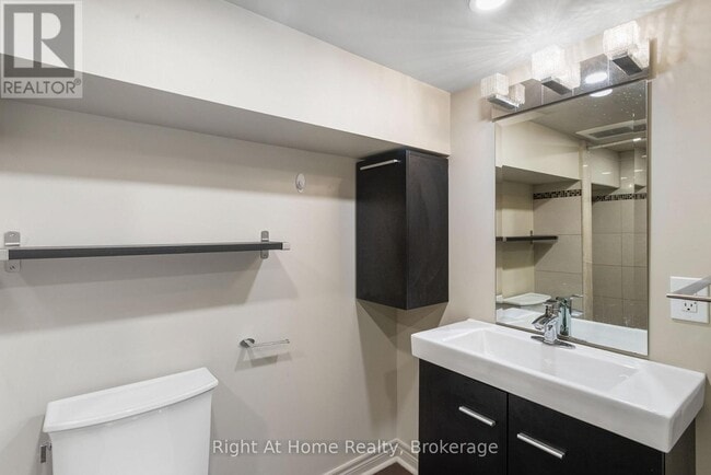 Building Photo - 1042 St Clarens Ave