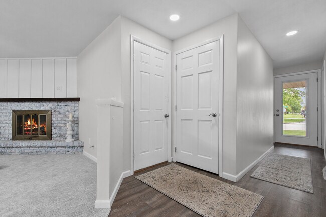 Building Photo - 3124 N Bluemound Dr