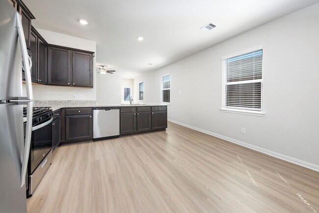 Foto del edificio - 15454 Maple Ter Dr