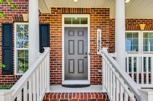 Building Photo - Charming 4 bedroom, 3.5 bath home located ...