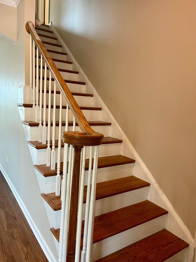 Foto del edificio - Beautifully Updated 4 Bedroom Home in Crozet – New Flooring & Cozy Gas Fireplace!
