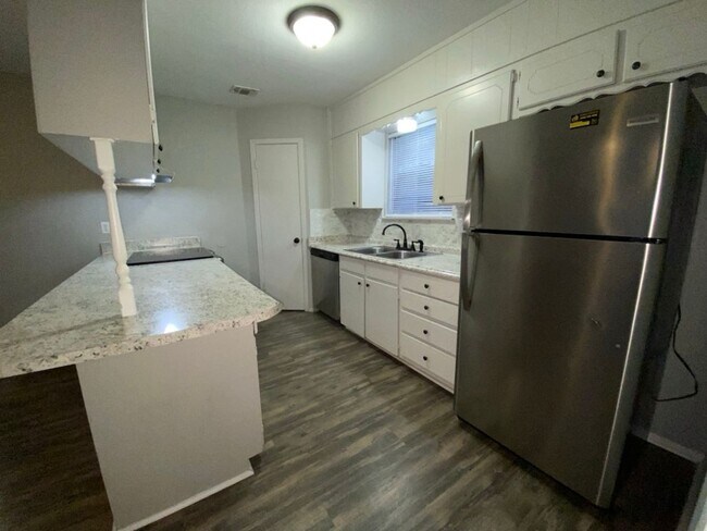 Building Photo - Remodeled 3 bedroom house close to everyth...