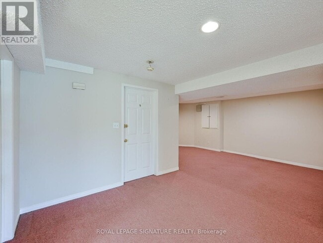 Building Photo - 556 Farwell Crescent