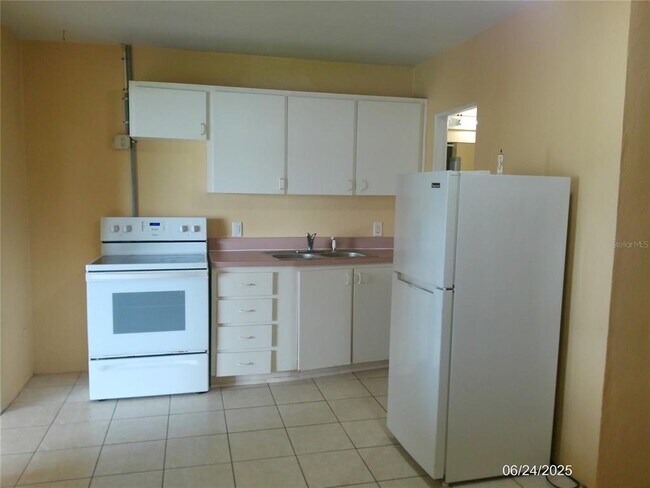 Foto del edificio - 1111 Cypress Gardens Blvd