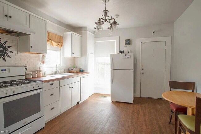 Building Photo - "Charming 2-Bed Oasis in San Marcos - Cozy 825 Sq Ft Home on Lindsey St!"
