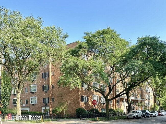 Building Photo - 672 W Sheridan Rd