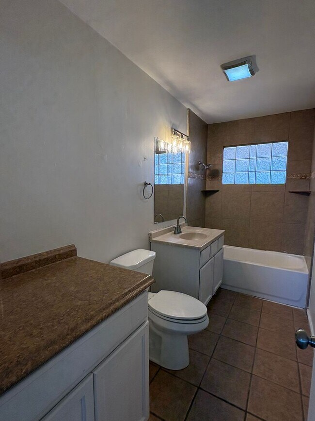 Building Photo - 3 bed, 1 bath, 1,120 sqft