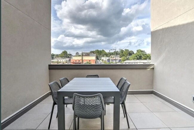 Building Photo - Stunning Furnished Townhouse in the South ...