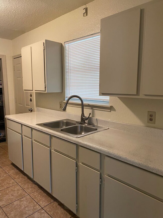 Foto del edificio - 3-BEDROOM HOME IN SOUTHEAST SIDE