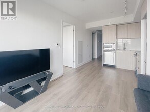 Building Photo - 501 Yonge St