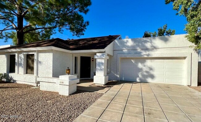 Building Photo - 3210 E Siesta Ln