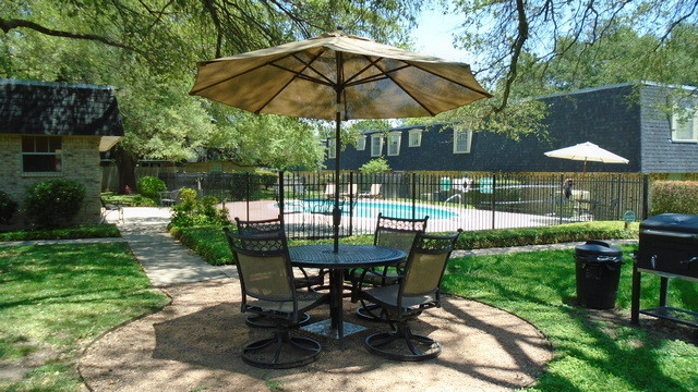 BBQ and Picnic Area - 3101 Oakview Dr