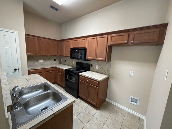 Foto del edificio - 2408-2410 Ravenwood Court