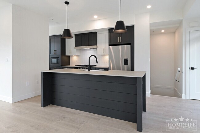 Photo du bâtiment - Modern 3-Bedroom Townhouse in Quiet Langle...