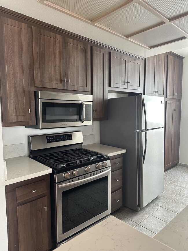 Kitchen with eat-in area - 1837 Midvale Ave
