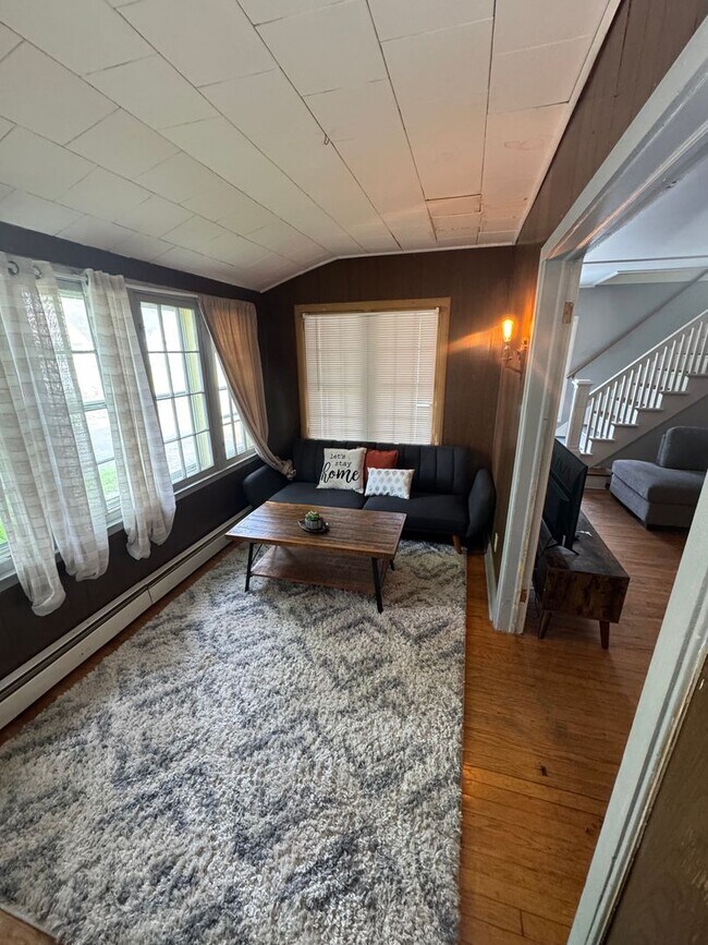 Foto del edificio - Beautiful 3- Bedroom Home for Rent- Univer...