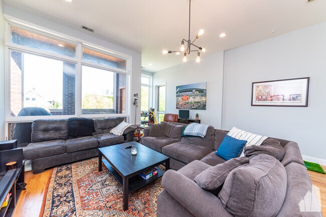 Foto del edificio - 1133 W Addison St