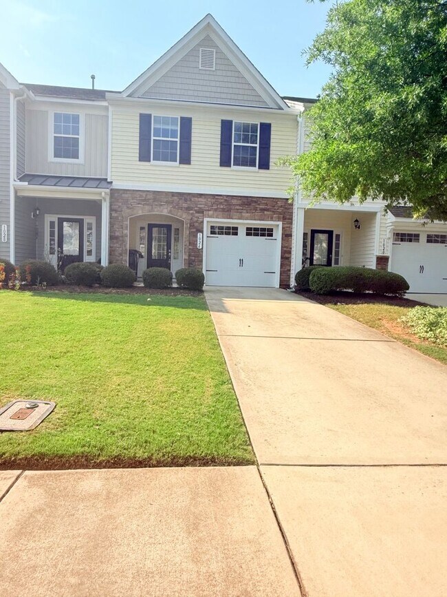 Building Photo - Beautiful Providence Place Townhome Near RTP & RDU – Pool Community!