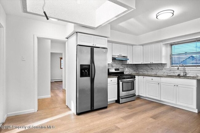 Building Photo - 134 Lampman St